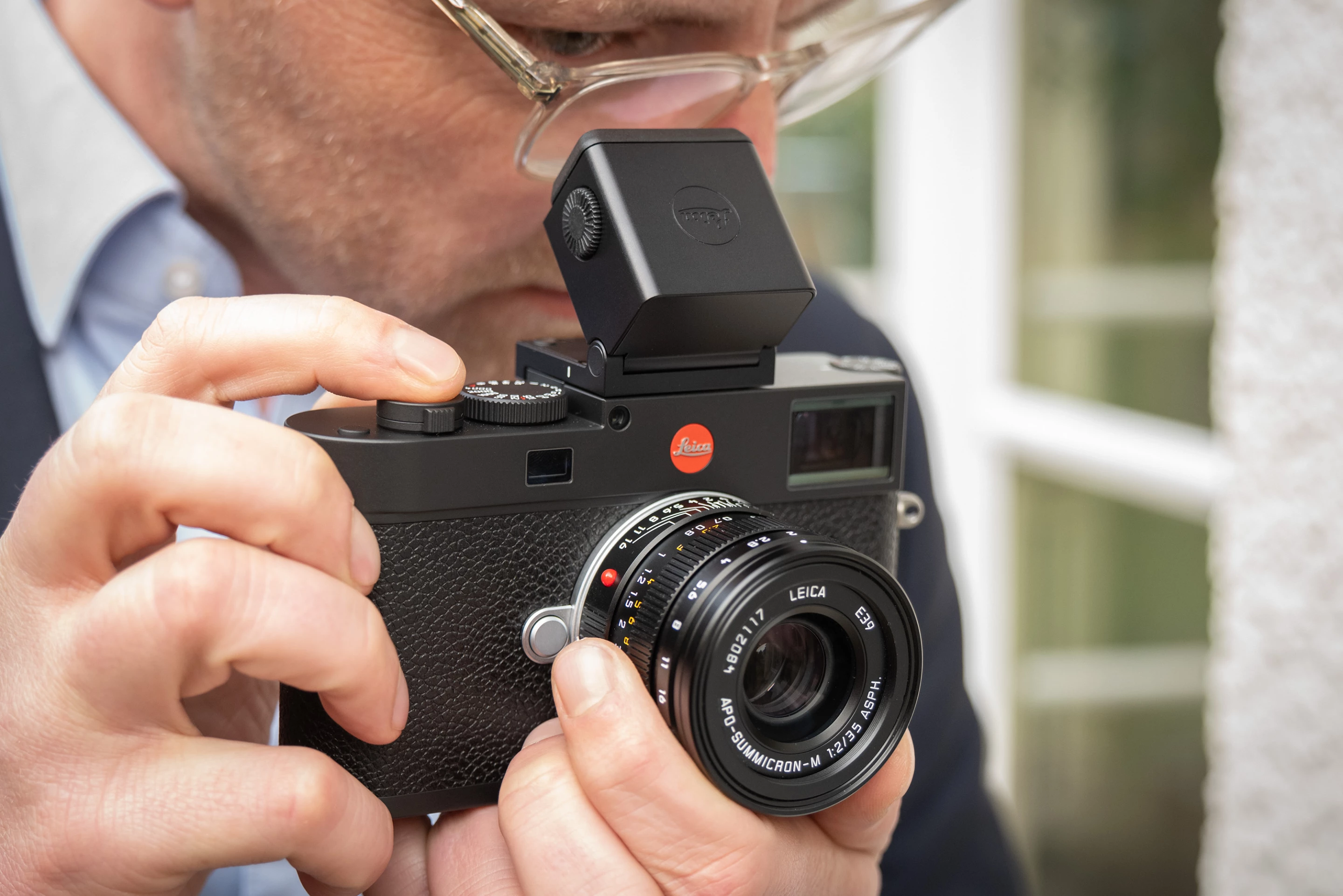 The M11 doesn't ship with an electronic viewfinder, but a Visoflex 2 EVF can be optioned in