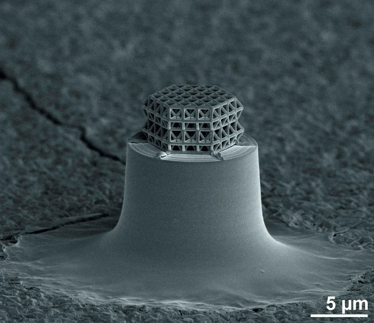 Only visible under a microscope, the smallest lattice in the world is made up of struts and braces that are 0.2 µm in diameter (Photo: J. Bauer / KIT)