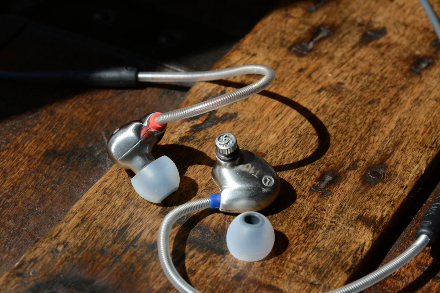 To swap filters, first the silicone tip has to be removed, then the filter removed, replaced by a different one and finally the ear tip popped into position (Photo: Paul Ridden/Gizmag.com)