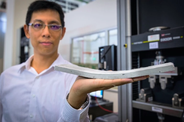 Prof. Yang En-Hua with a sample of the ConFlexPave