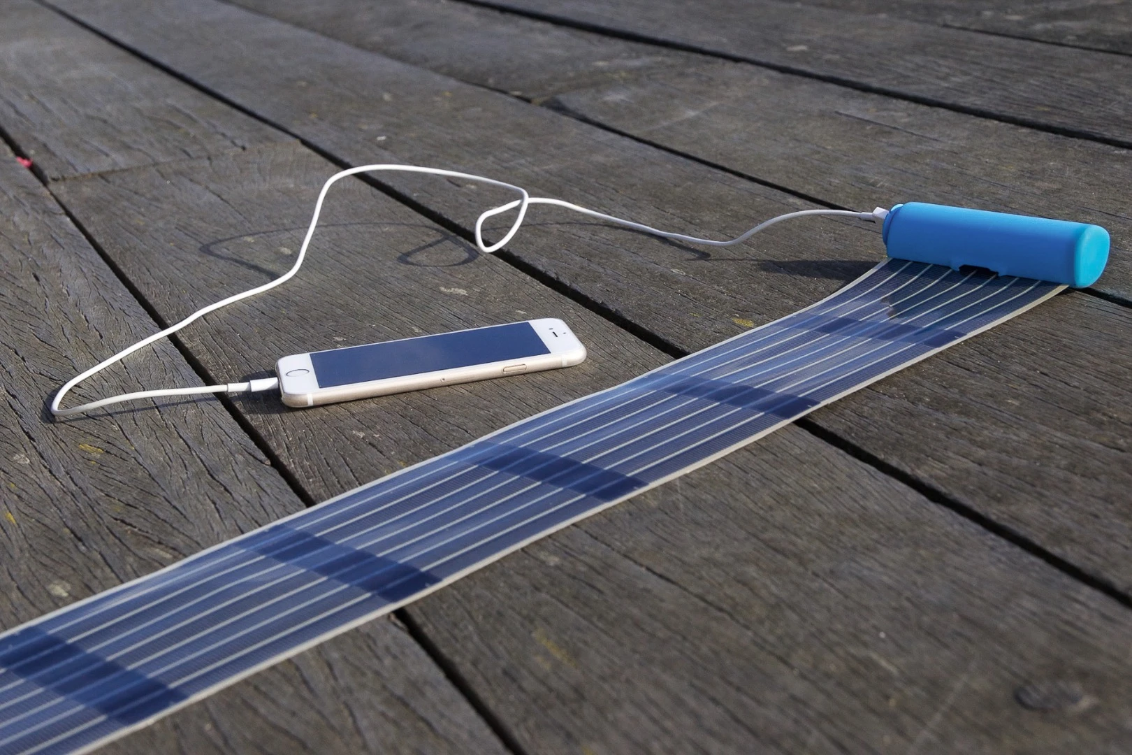 The HeLi-on solar panel packs a 2,600 mAh battery to store energy from the sun
