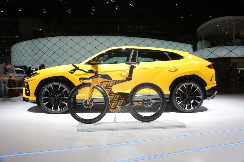 The Cervélo P5X Lamborghini Edition posing with a Lambo Urus at the Geneva Motor Show 2018