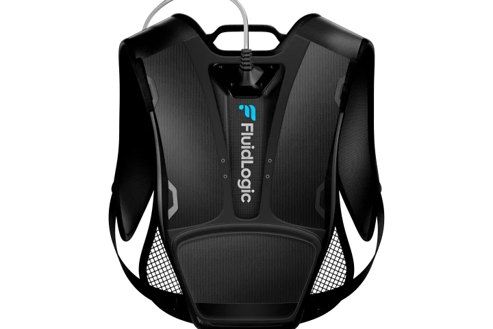 The GPR50 is claimed to tip the scales at 2.5 lb (1.1 kg) when empty and 5.75 lb (2.6 kg) when full