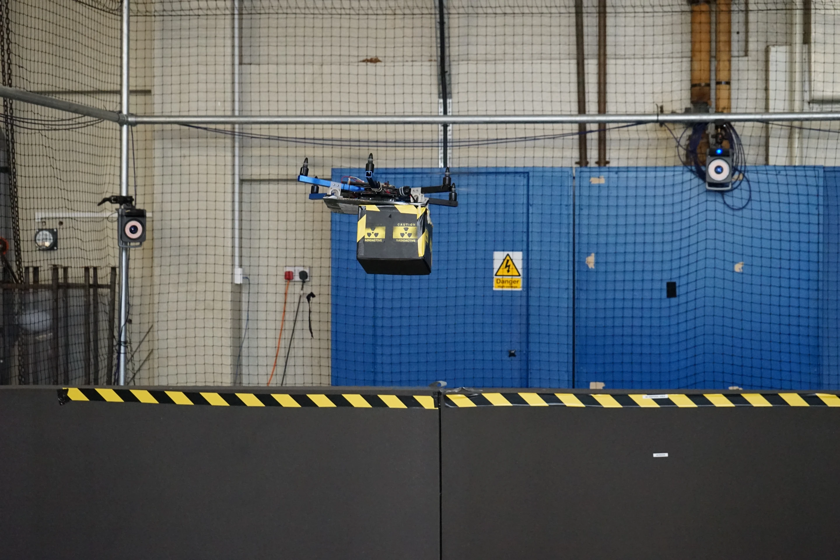 ... and carries away the target (Photo: Aerial Robotics Lab)