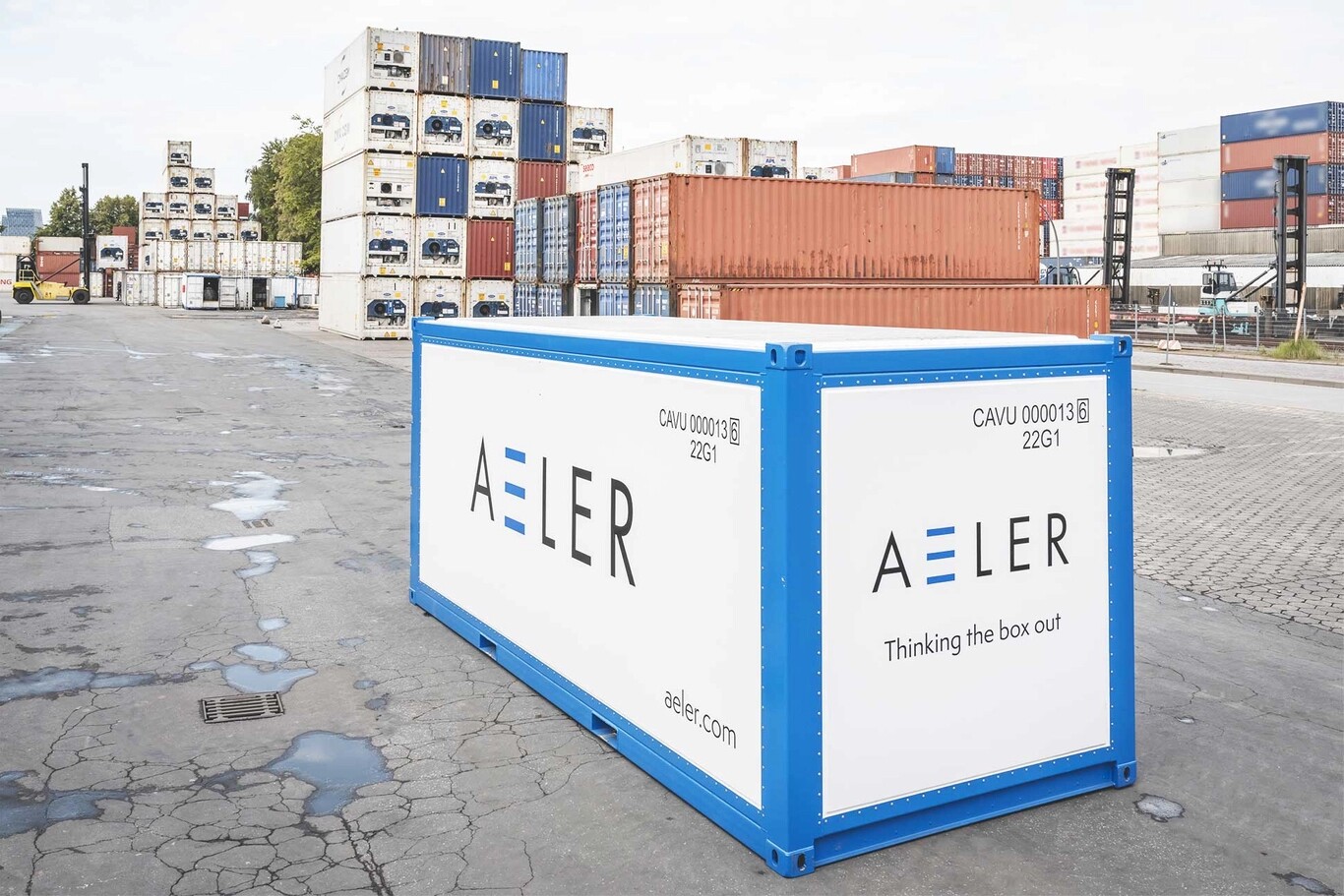 Lightweight Unit One gives shipping containers the high-tech treatment