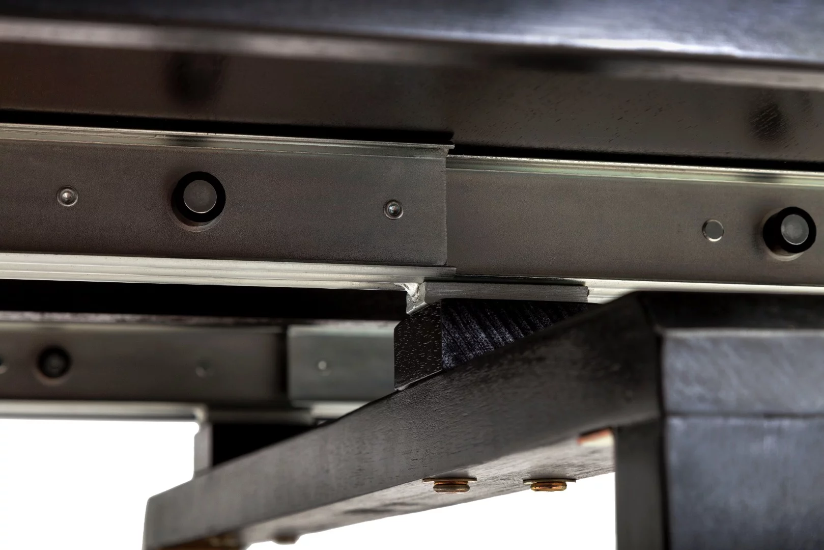 A closer look at the extender rails underneath the table