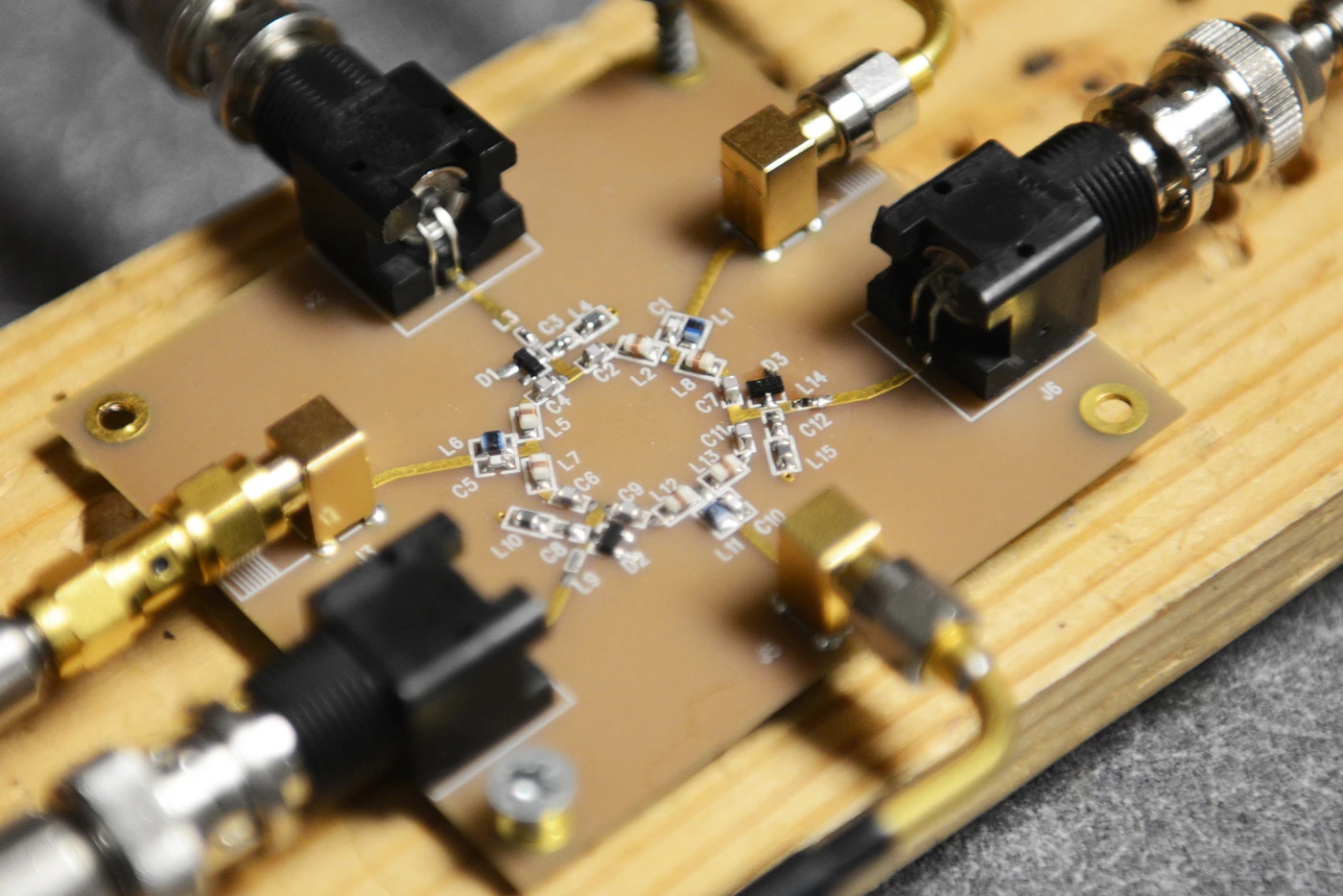 The new RF circulator could revolutionize microminiature communications devices (Photo: Cockrell School of Engineering at UT)