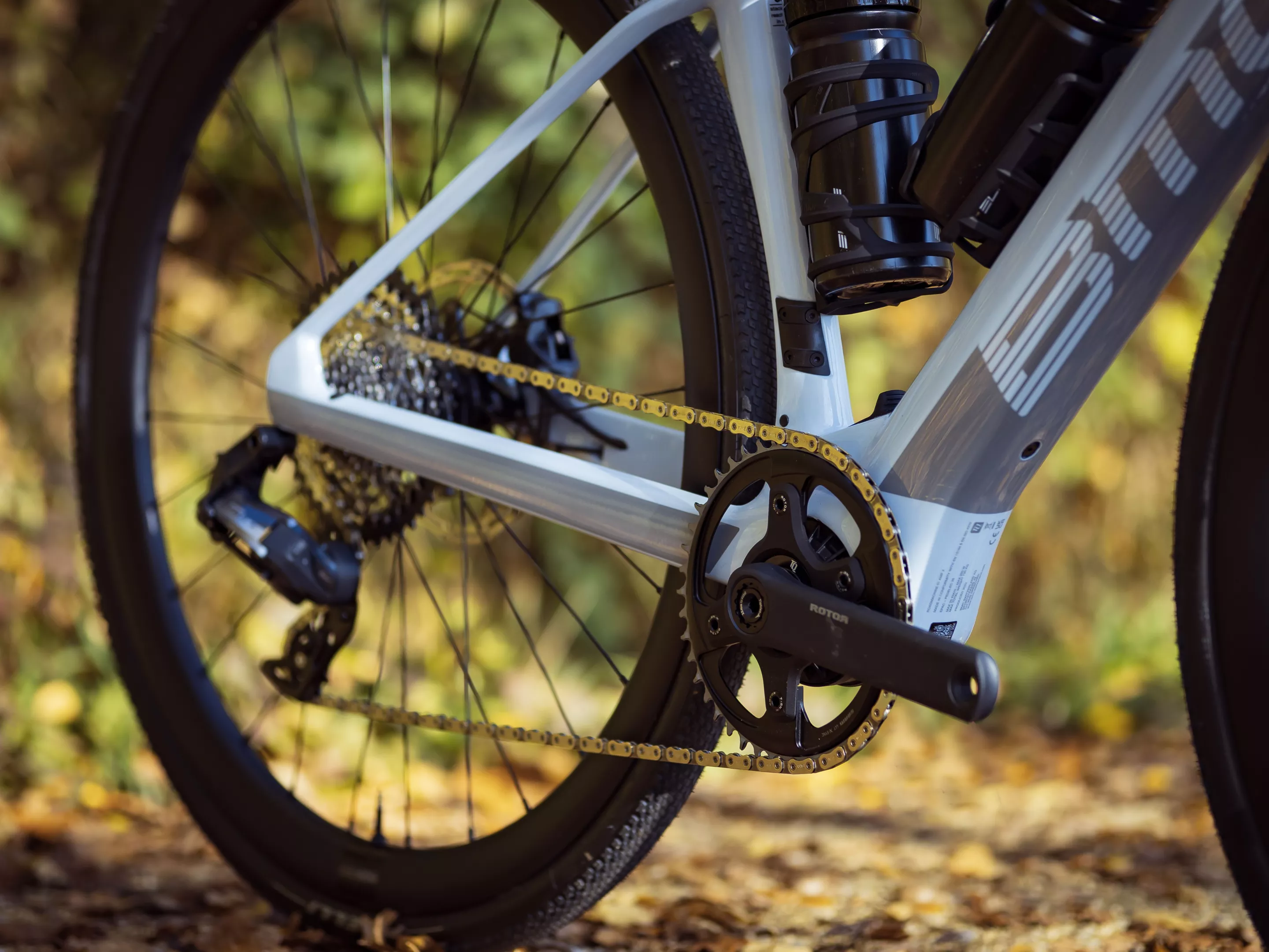 The Class 3 Roadmachine 01 AMP X sports a SRAM FORCE XPLR eTap AXS 12-speed groupset