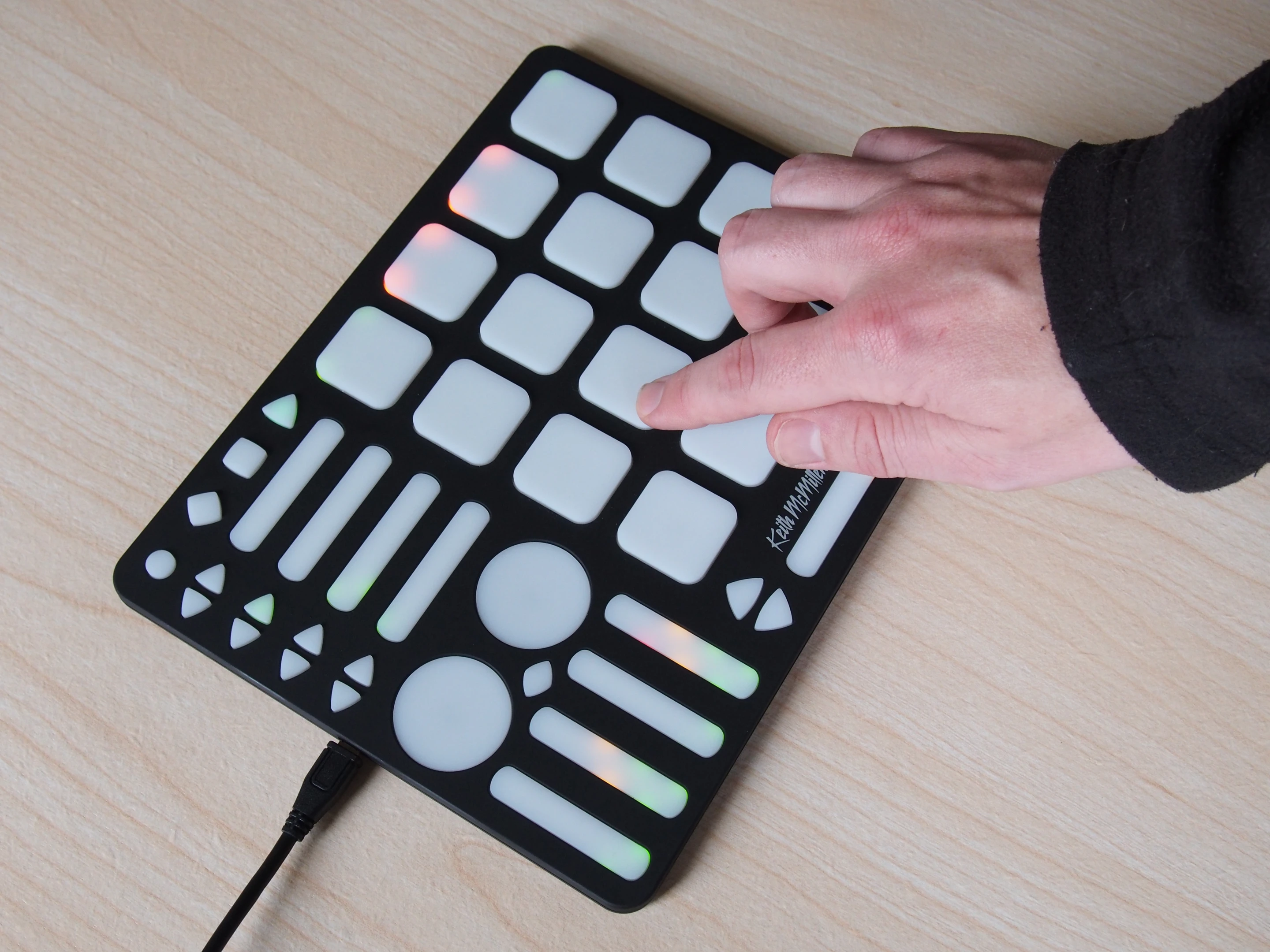 Gizmag gets to grips with the QuNeo 3D Multi-Touch Pad Controller