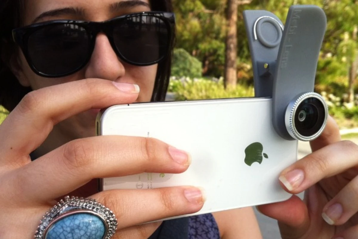 The Mobi-Lens attached to an iPhone