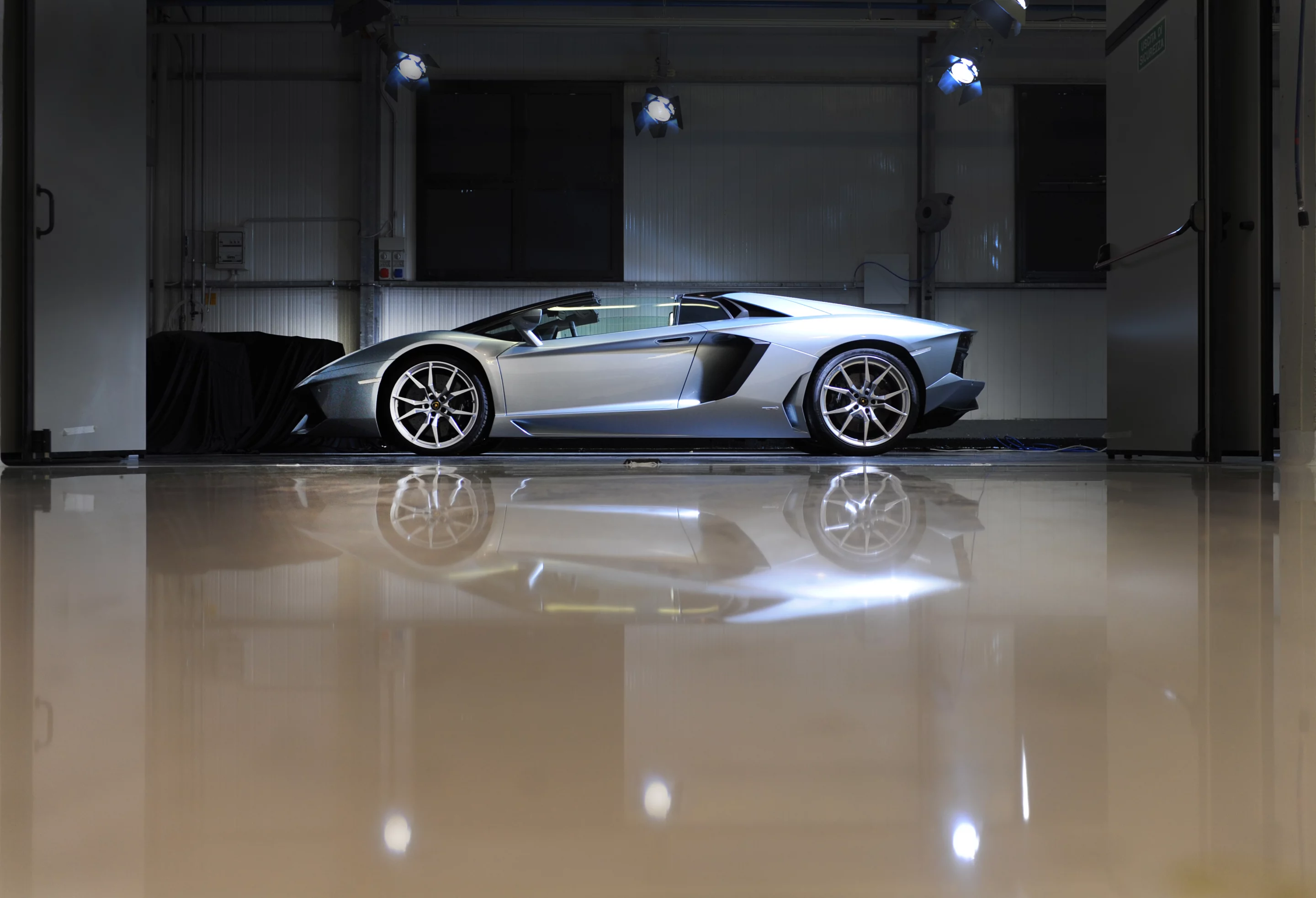 Lamborghini Aventador LP700-4 Roadster side view