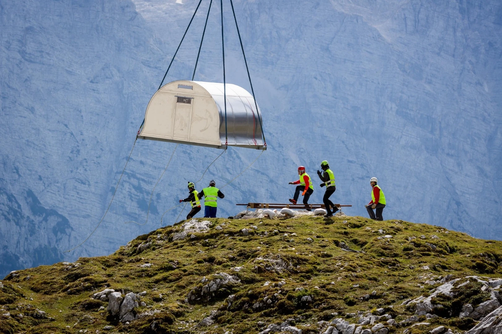 Airlifting Bivak II na Jezerih into place