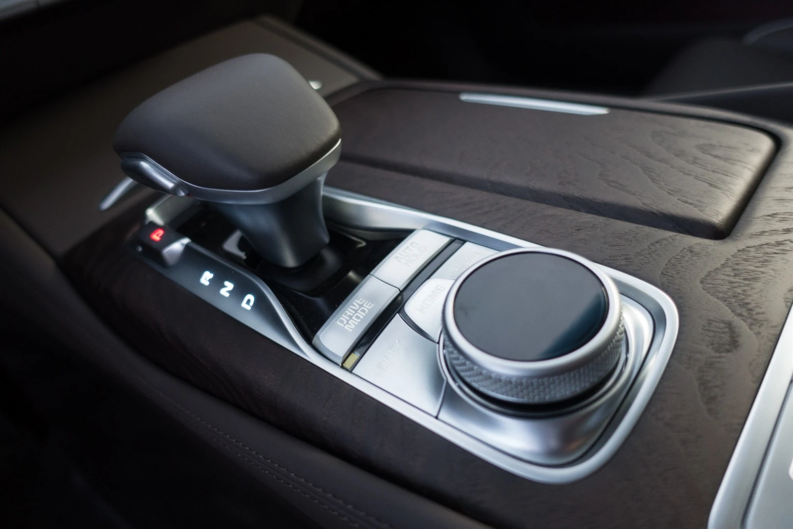 The "Human Machine Interface" knob below the shifter controls the infotainment in the 2019 Kia K900