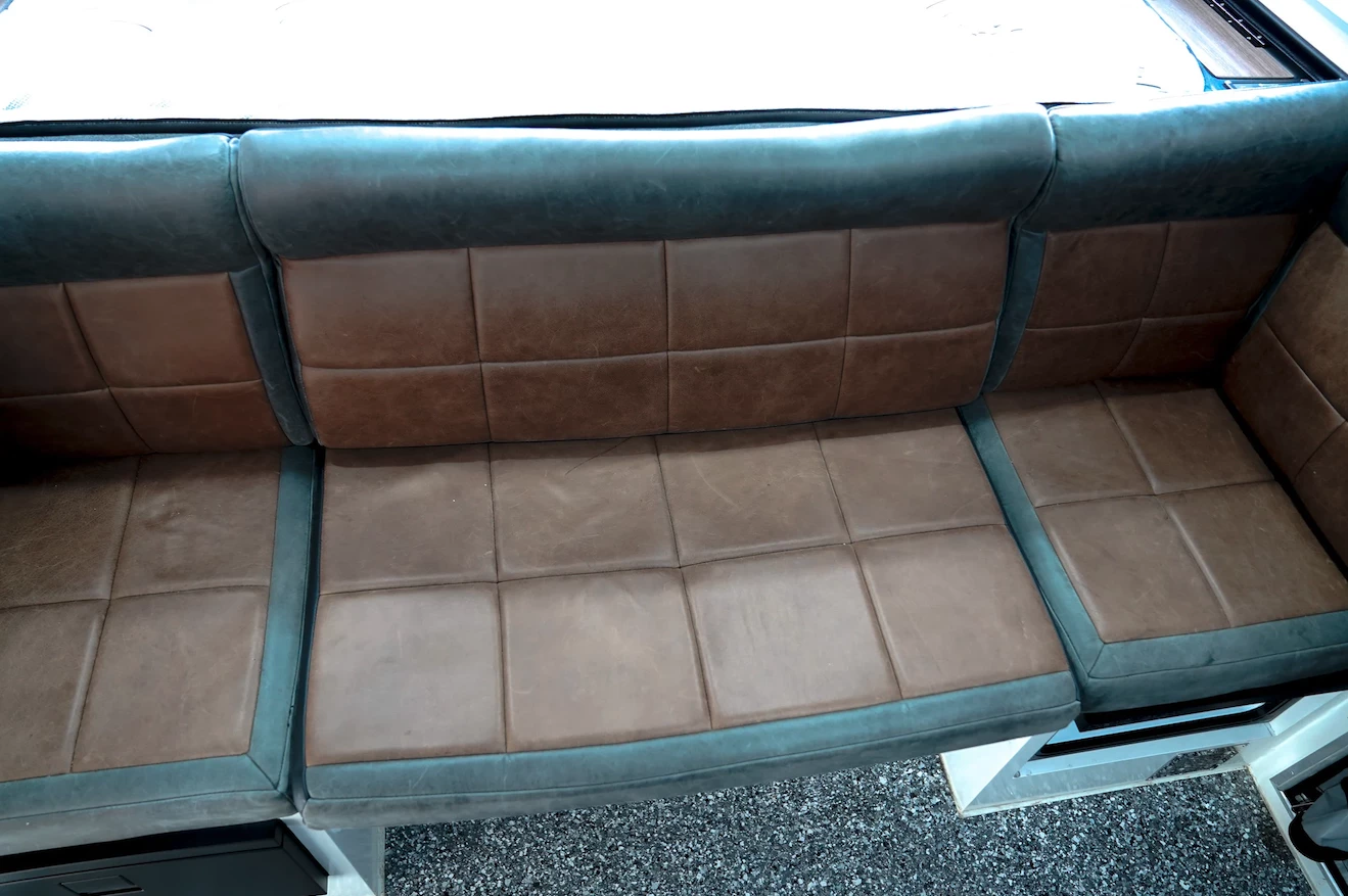 The optional midsection turns dining lounge into sofa/bed