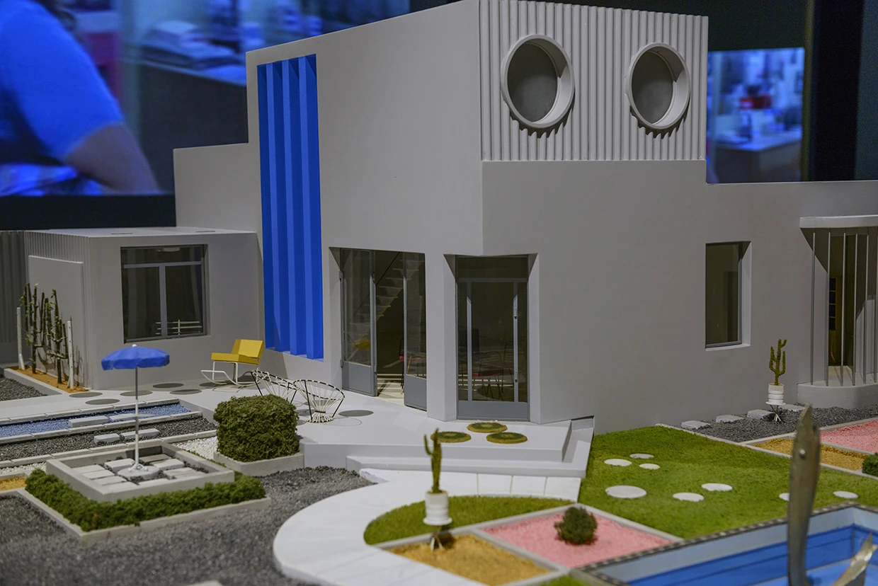 A model scene from Jacques Tati's modernist "Mon Oncle" in the French pavilion (Image: Andrea Avezzù, courtesy la Biennale di Venezia)