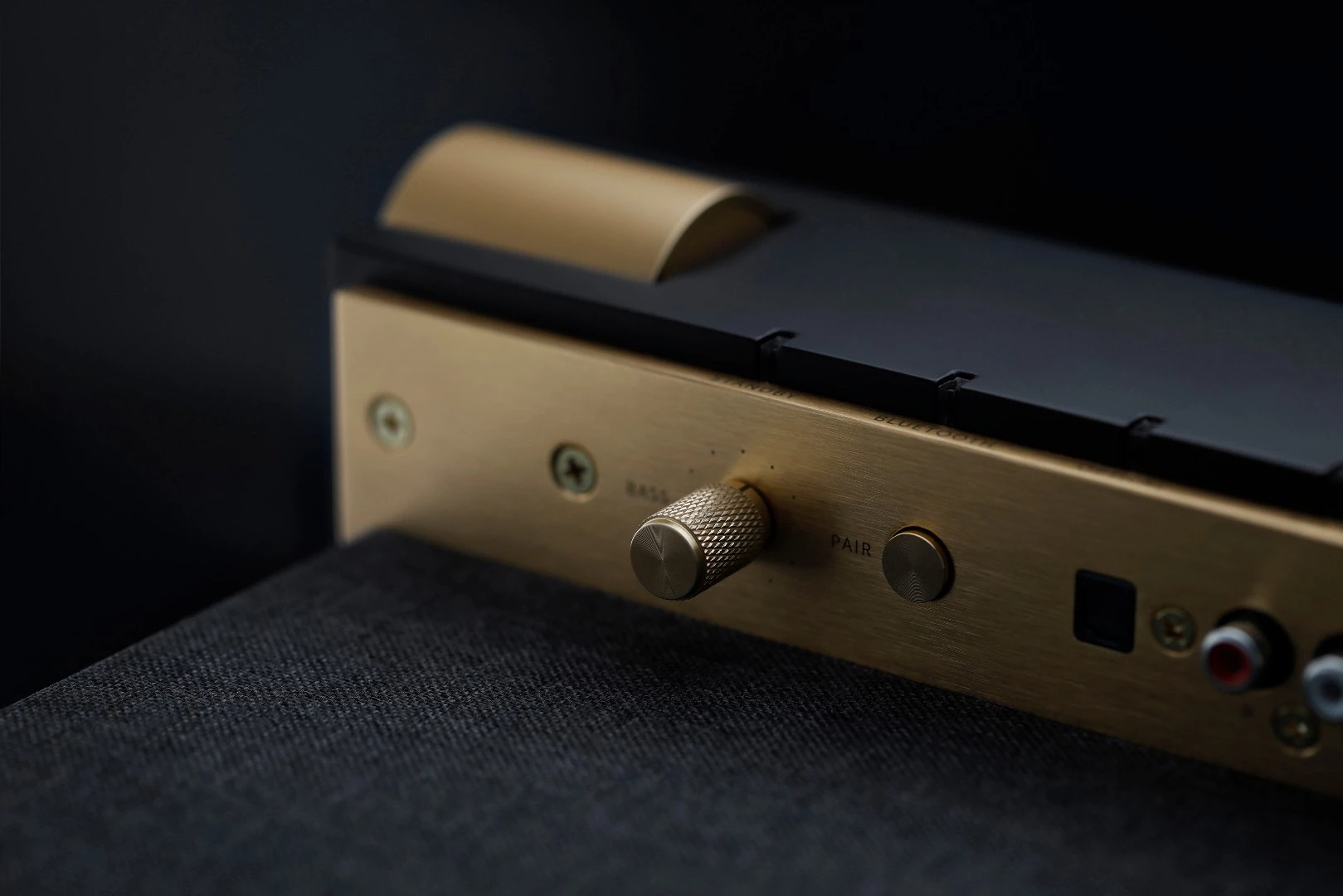 Rather than plastic or chrome or plastic, the PR / 01 features brass accenting and controls