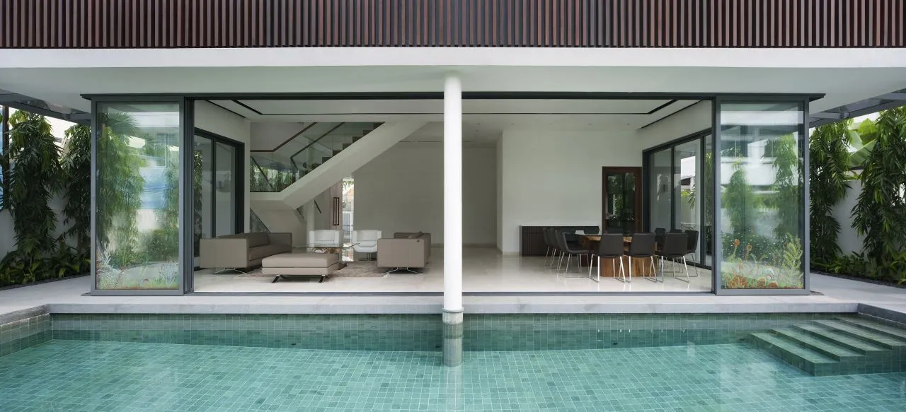 Besides looking great, this swimming pool also cools the air and helps lower the overall temperature (Photo: Jeremy San)
