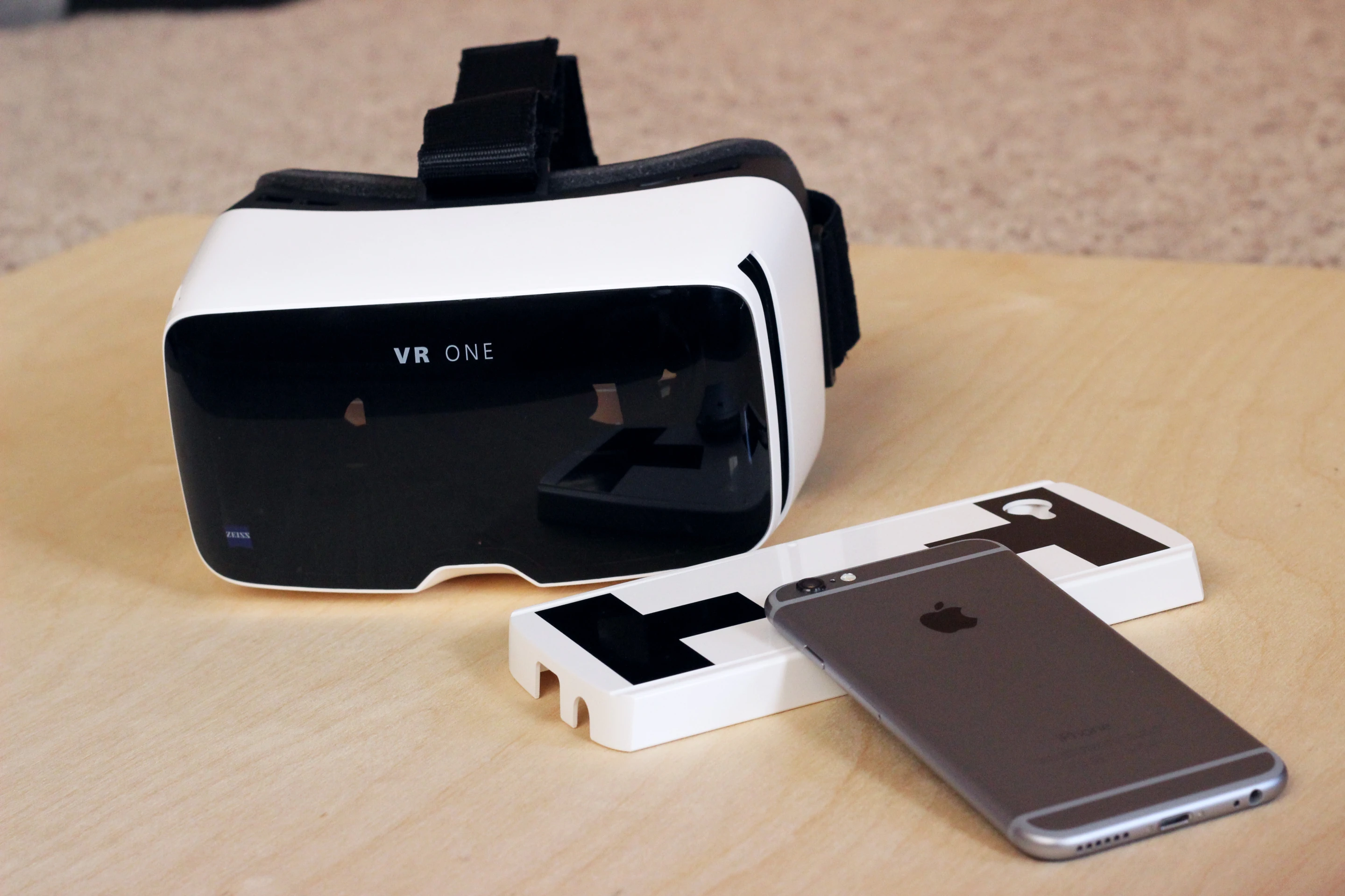 Zeiss VR One, with tray and iPhone 6 (Photo: Will Shanklin/Gizmag.com)
