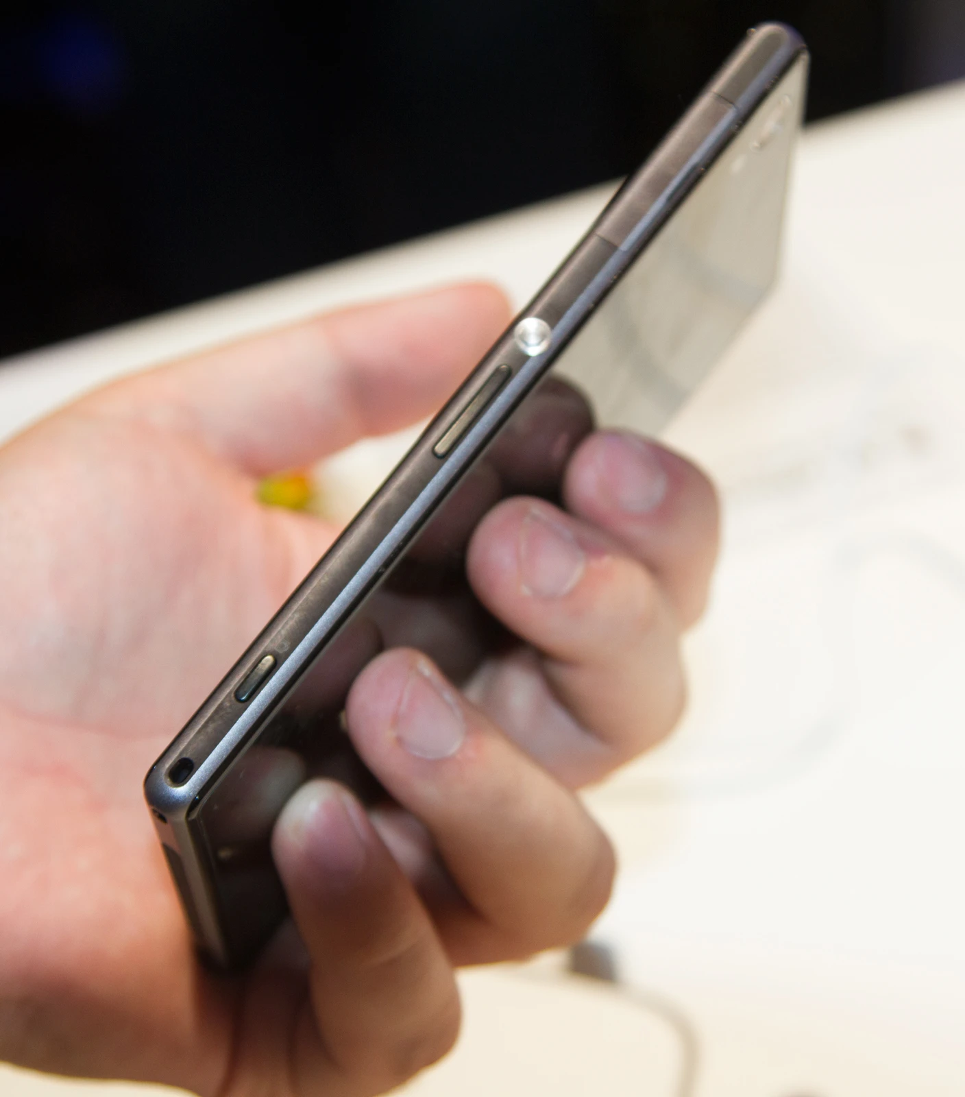 The new device features a large 1/2.3” 20.7 MP Exmor RS for mobile sensor, combined with the company's G Lens and its BIONZ for mobile image processing engine