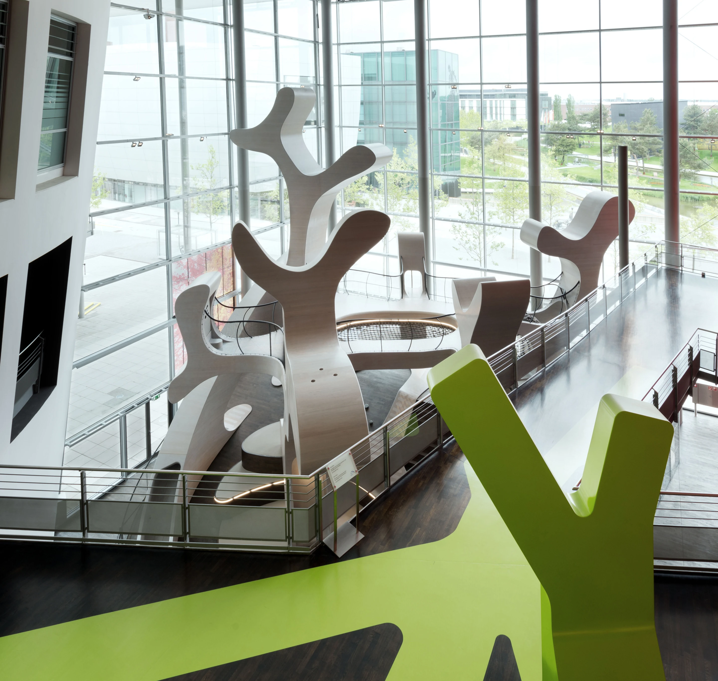 The MobiVersum relates to the earlier installation "Level Green" visible in the foreground here (Photo: Uwe Walter for Autostadt, Wolfsburg)