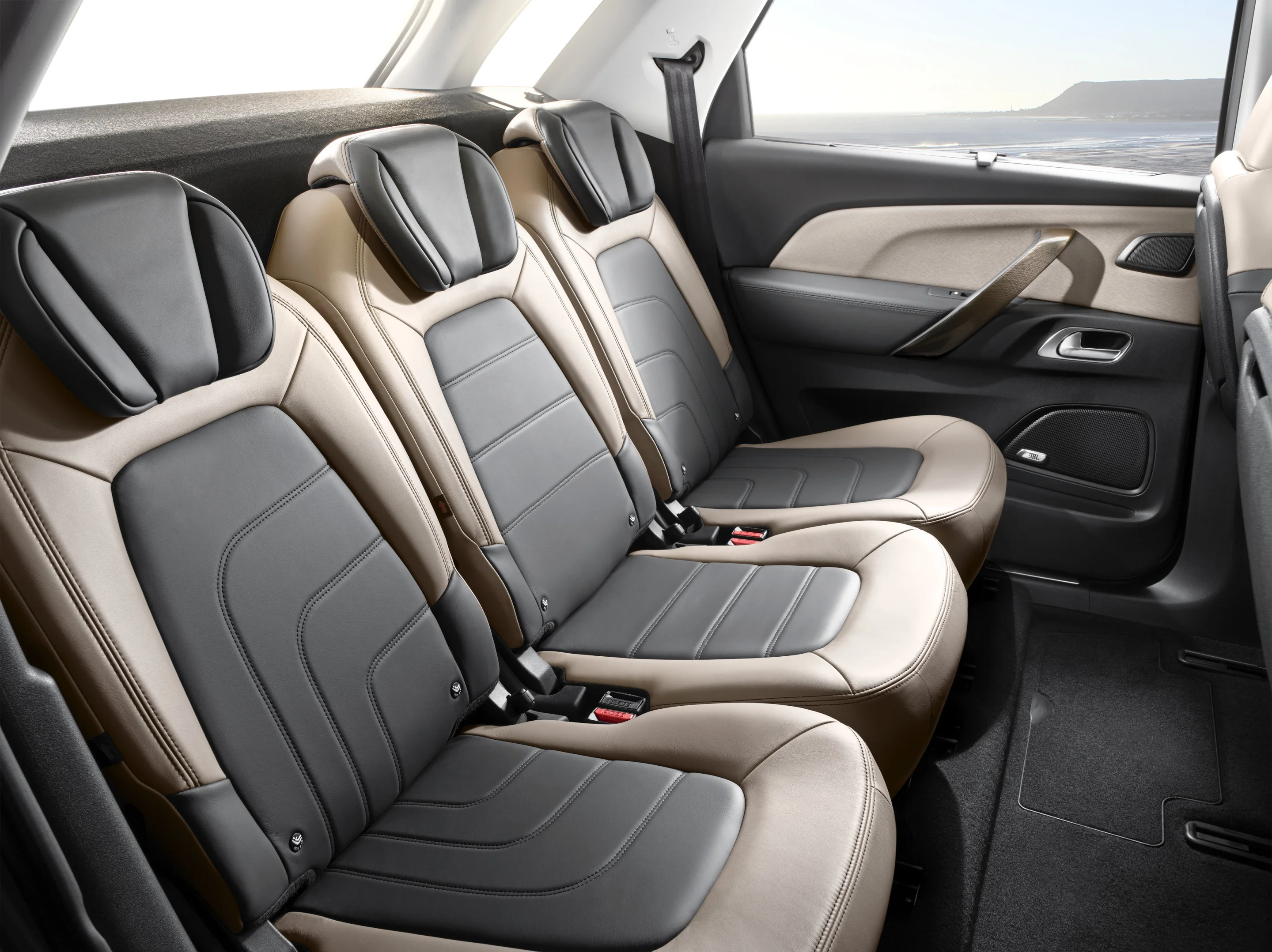 Folding down the five passenger seats provides 537 liters of space, and 630 liters with the front seats pushed up