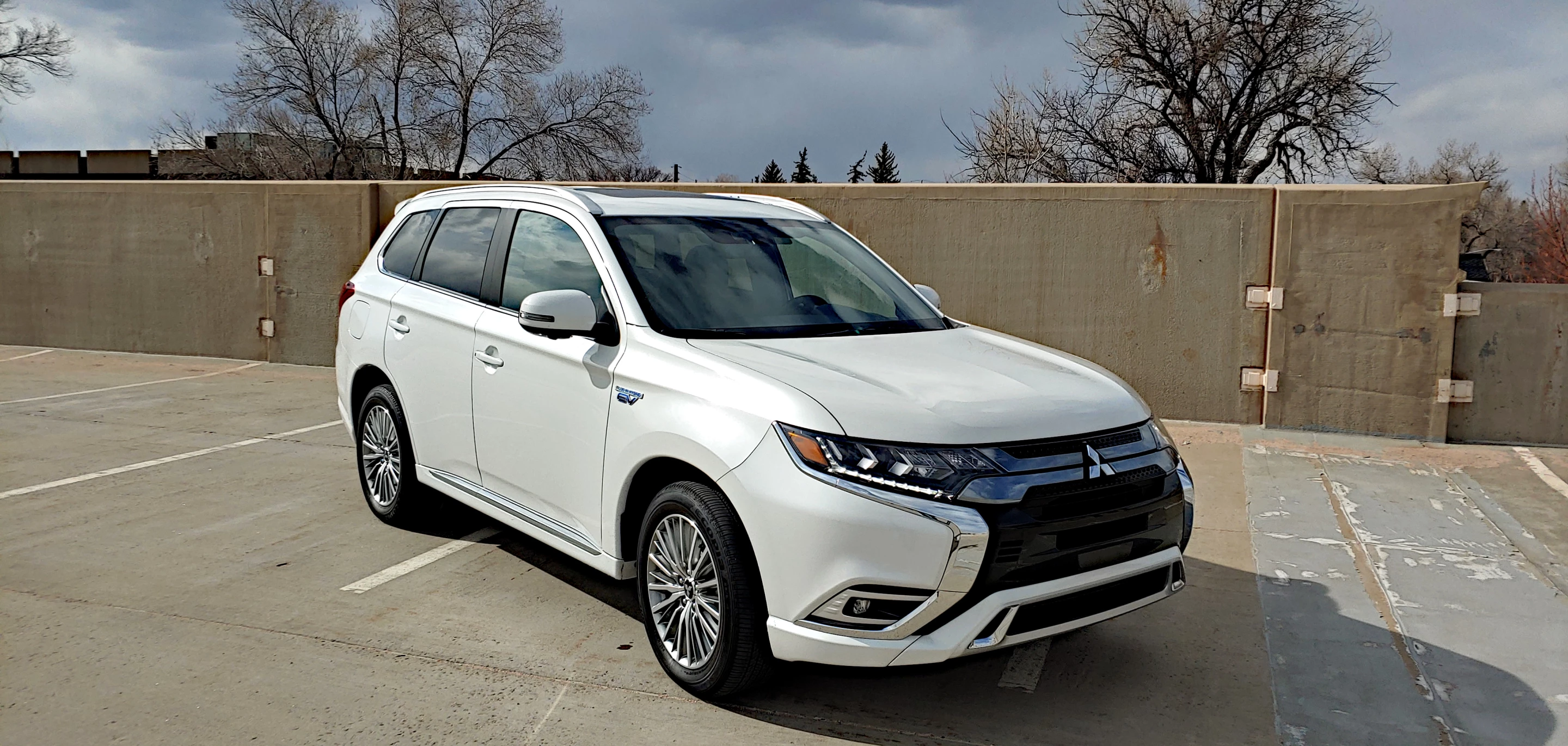 There are good and bad points with the 2020 Mitsubishi Outlander PHEV, so shop carefully