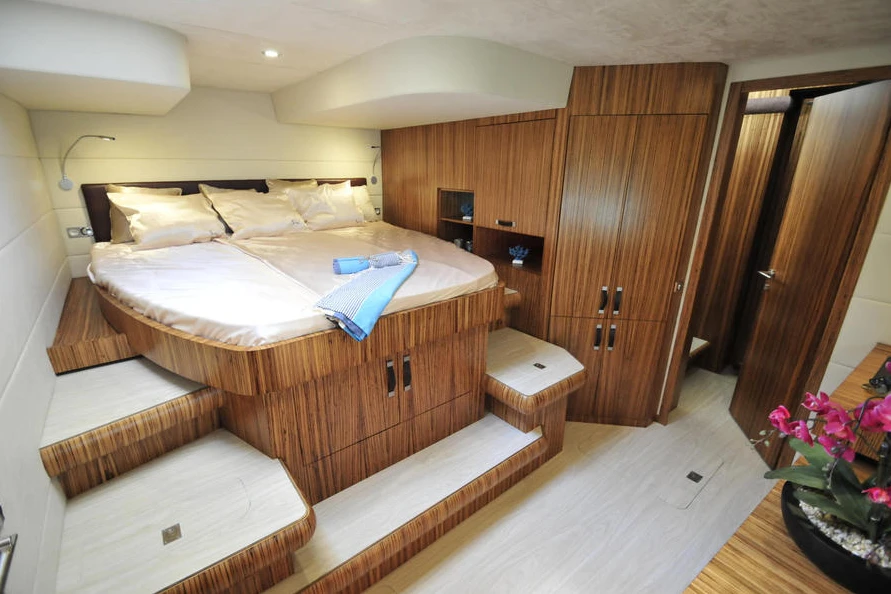 Solarwave 64 guest cabin