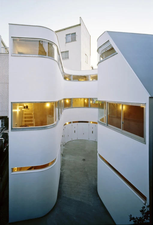 Because the exterior facade walls are not load-bearing, the architects were free to maximize its thermal properties, and include continuous strips of glazing running the entire length of the building