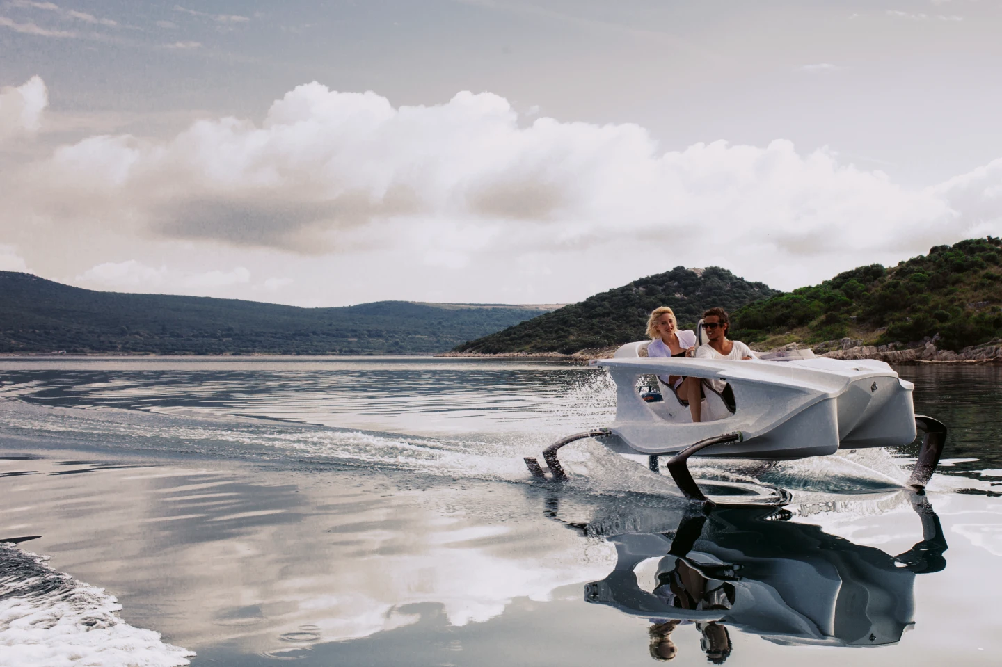 Using C-foil technology, the Quadrofoil's specially shaped hydrofoils provide the necessary lift forces needed to get the craft out of the water at only 12 km/h (6.5 knots)
