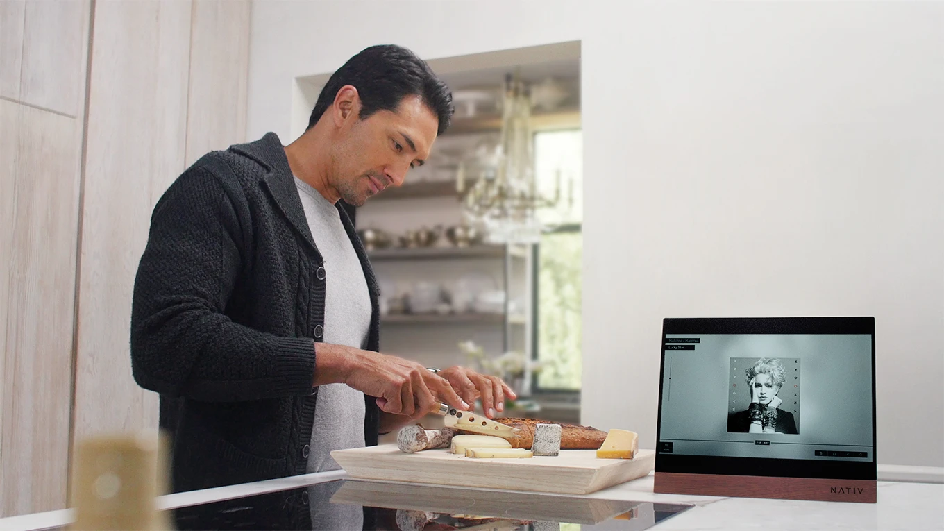 A built-in multi-directional microphone offers users a hands-free experience with voice commands for selecting music/tracks and adjusting volume levels