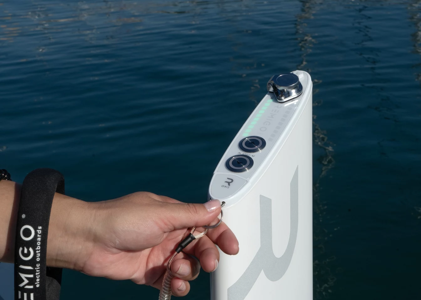 In place of the twist throttles used on some similar outboards, Remigo uses a fast, simple push-button system