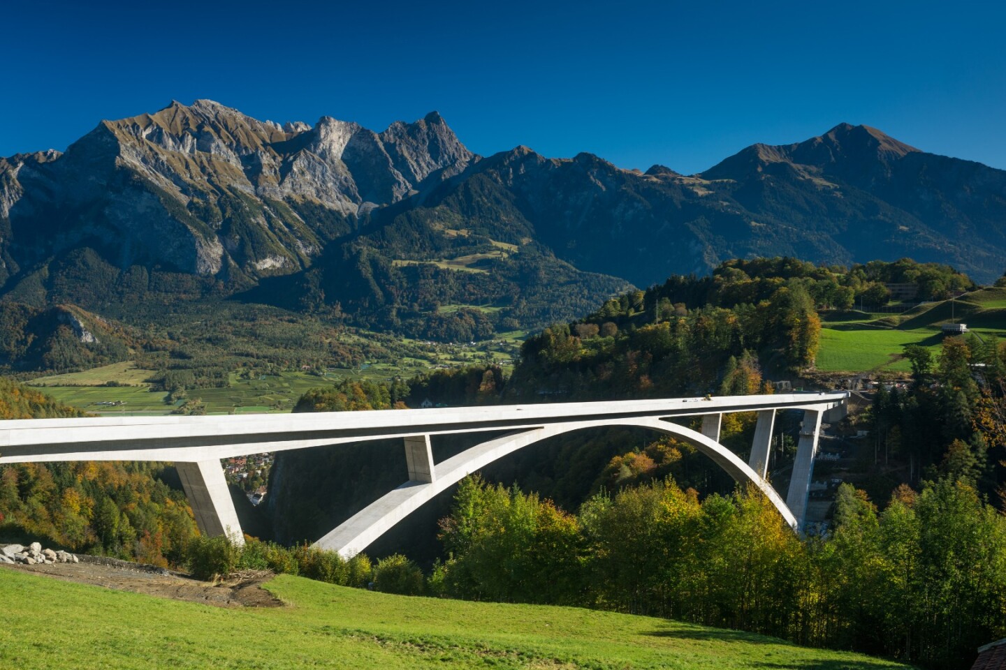 The Tamina Canyon Crossing stretches 473 m (1,552 ft) , and stands 200 m (656 ft) above the gorge