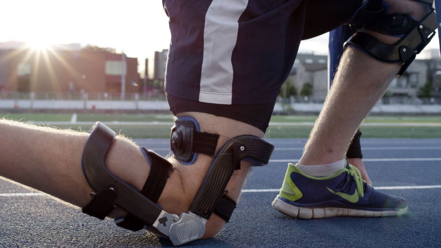 Levitation brace gives users springloaded knees