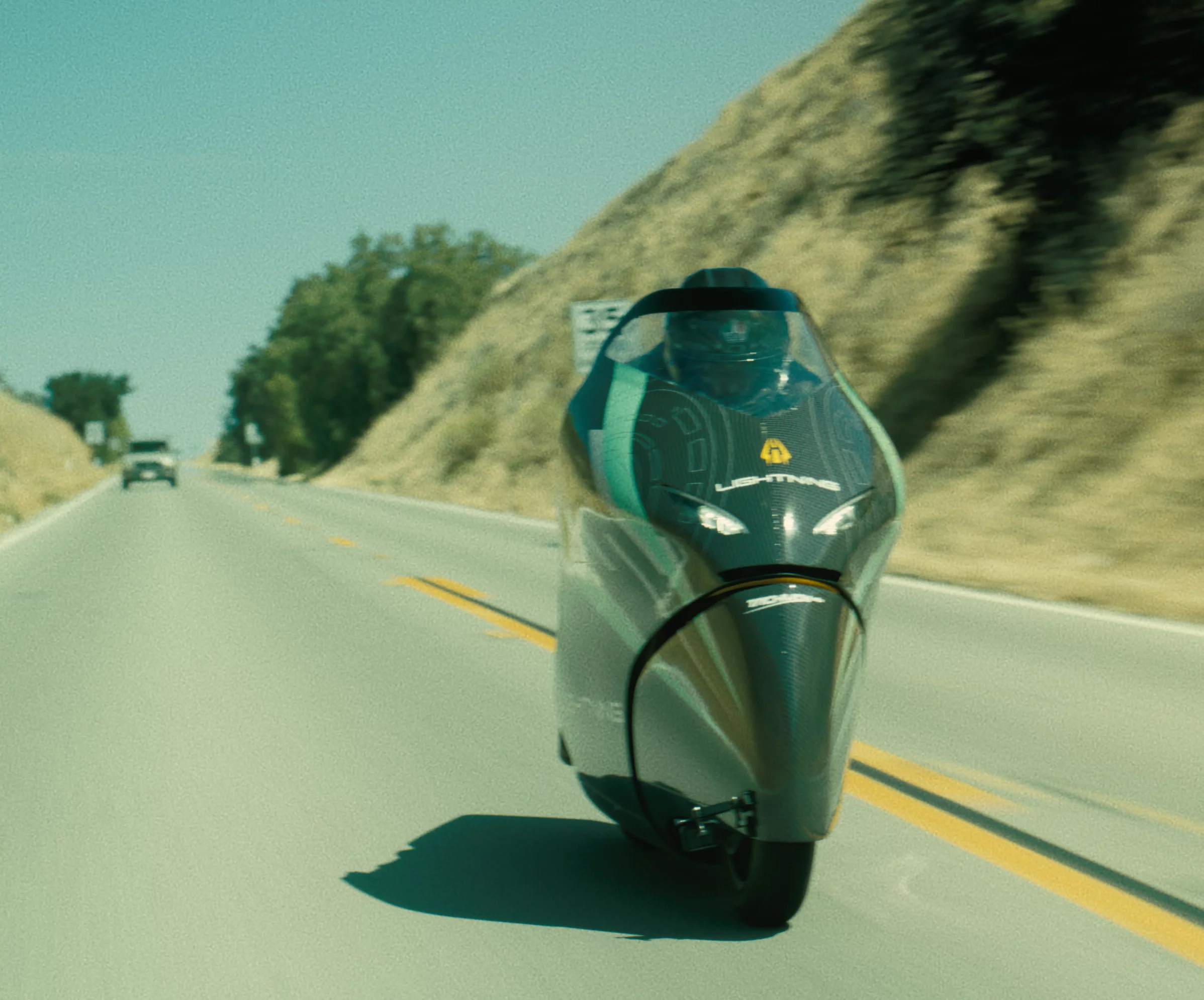 Super-smooth front profile accentuated by a huge, nearly integrated front fender