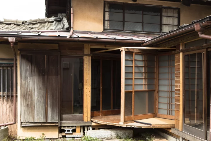 Mochida Atsuko hired a team of builders to help him create the Revolving House of T, which is his grandmother's old house and has sat unoccupied since 2006