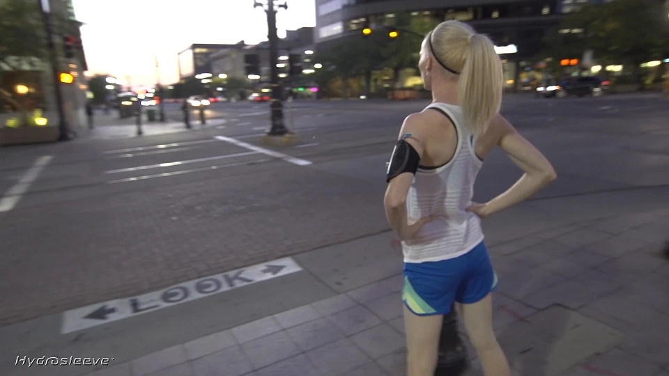 The TPU bladder holds up to 7 fluid ounces of liquid that compresses down as the runner hydrates during a run to keep the sloshing of its contents to a minimum