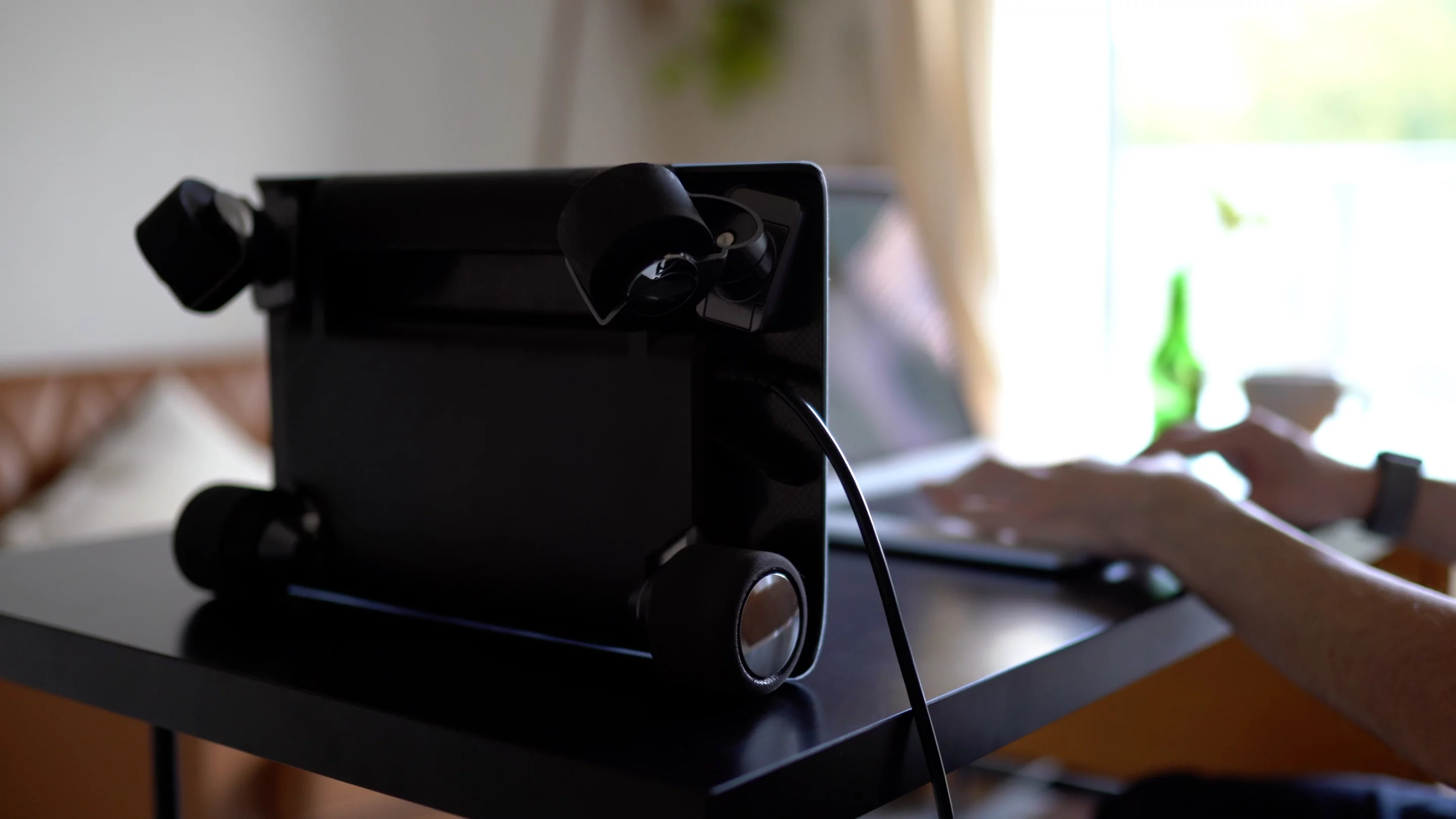 Charging the Li-ion battery from a mains outlet takes 60 minutes