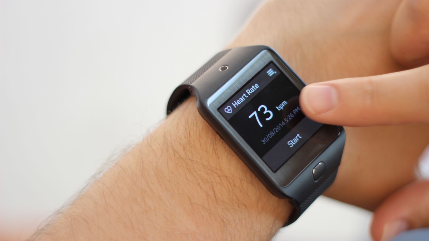 Like all of Samsung's recent watches, the Gear 2 Neo has a heart rate sensor (Photo: Will Shanklin/Gizmag.com)