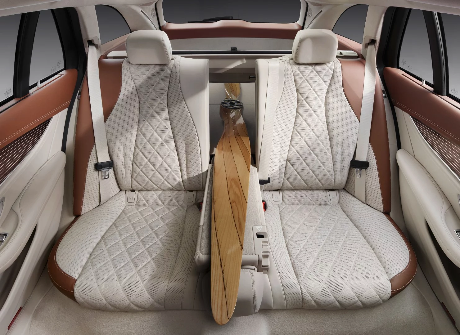 The center seats folds down for skis or, er, a propeller