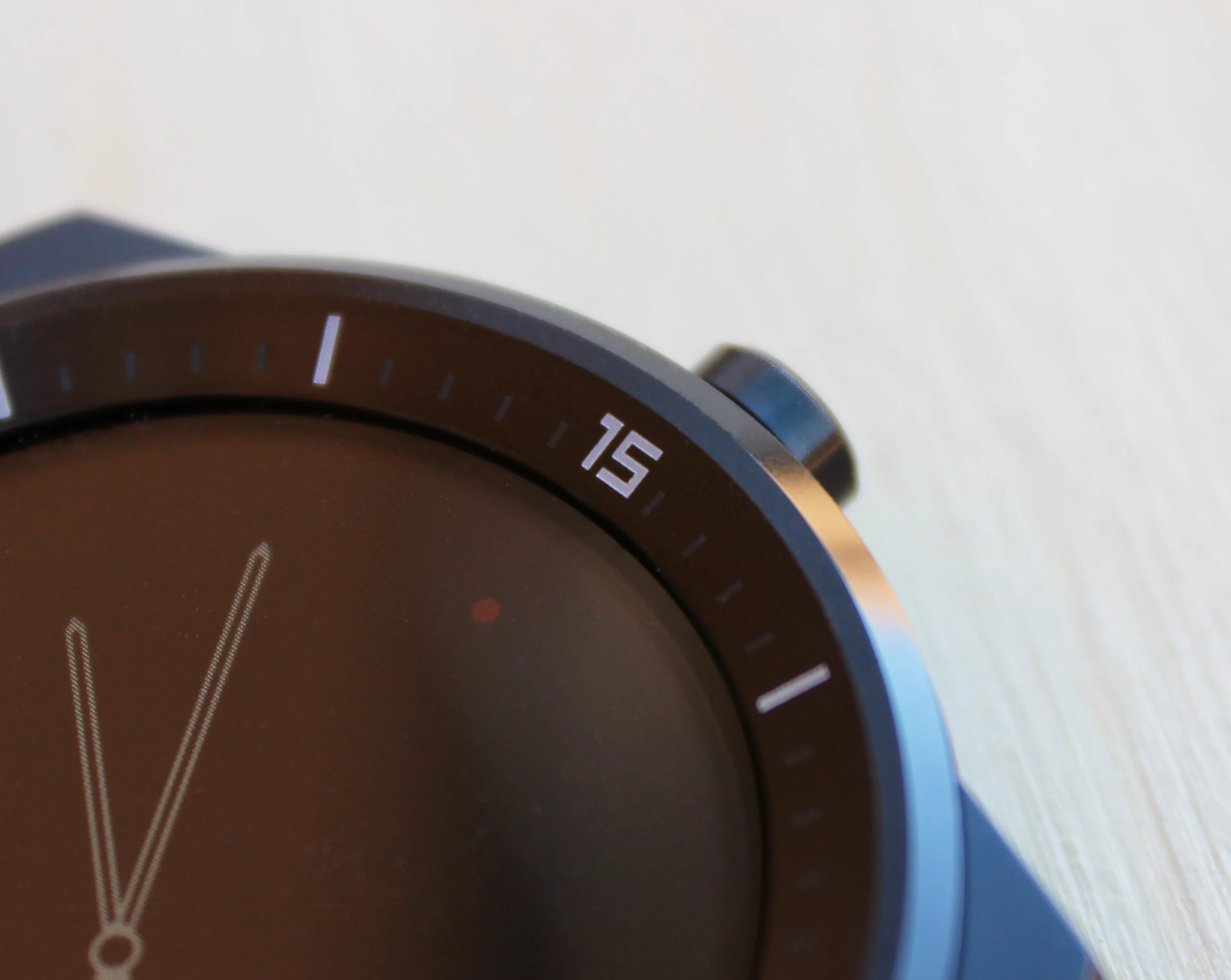 The markings on the G Watch R's bezel draw inspiration from classic diving watches (Photo: Will Shanklin/Gizmag.com)