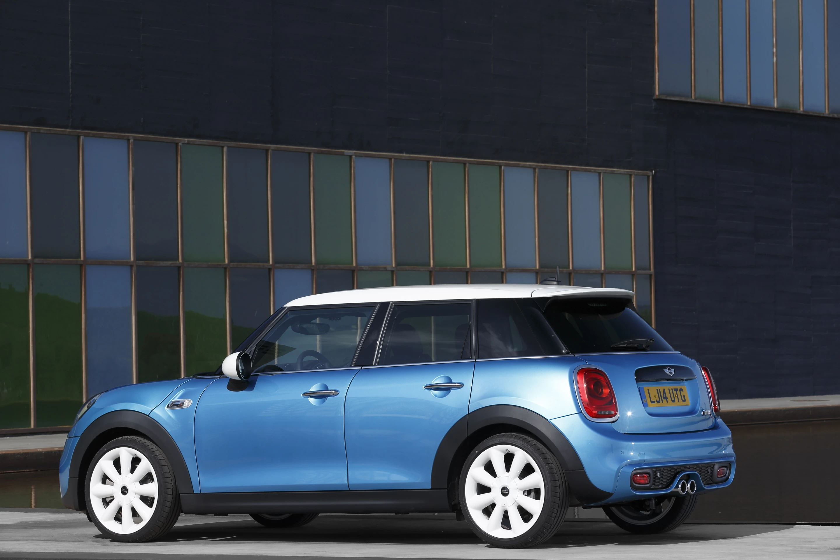 Left-hand oblique side view of the 5-door Mini Cooper S