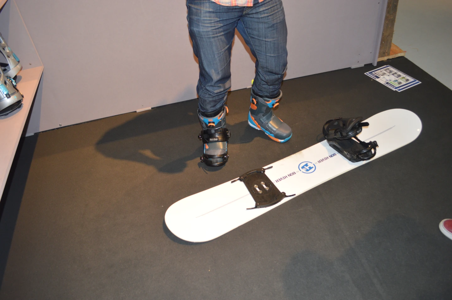 By creating a click-out upper, Bon Hiver has made it easier to step on and off the board - no more constantly strapping and unstrapping your rear foot