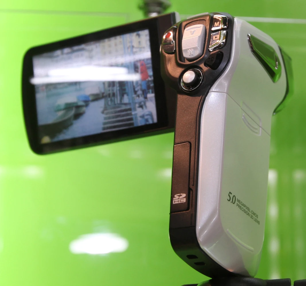 The DXG DVX-5D7 3D camcorder