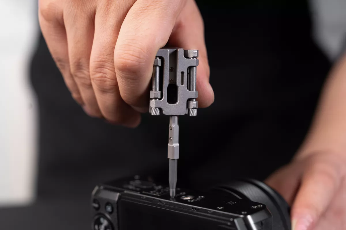 The screwdriver mode can involve the whole bracelet, or just the driver link