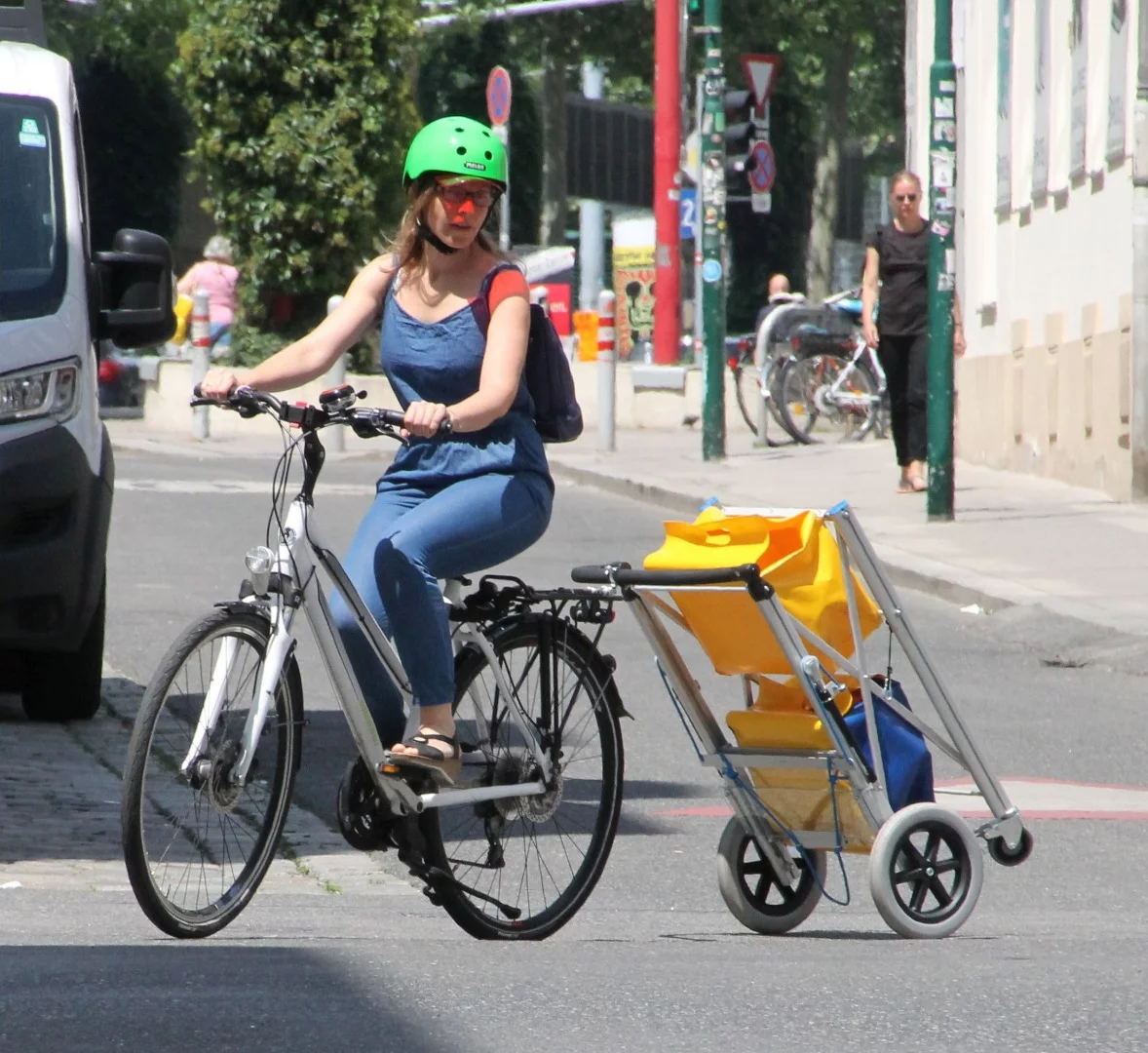 The multifunctional shopping trolley, being used as a bike trailer