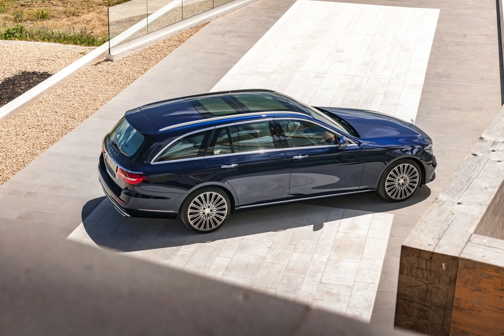 Mercedes has integrated the roof rails into its design