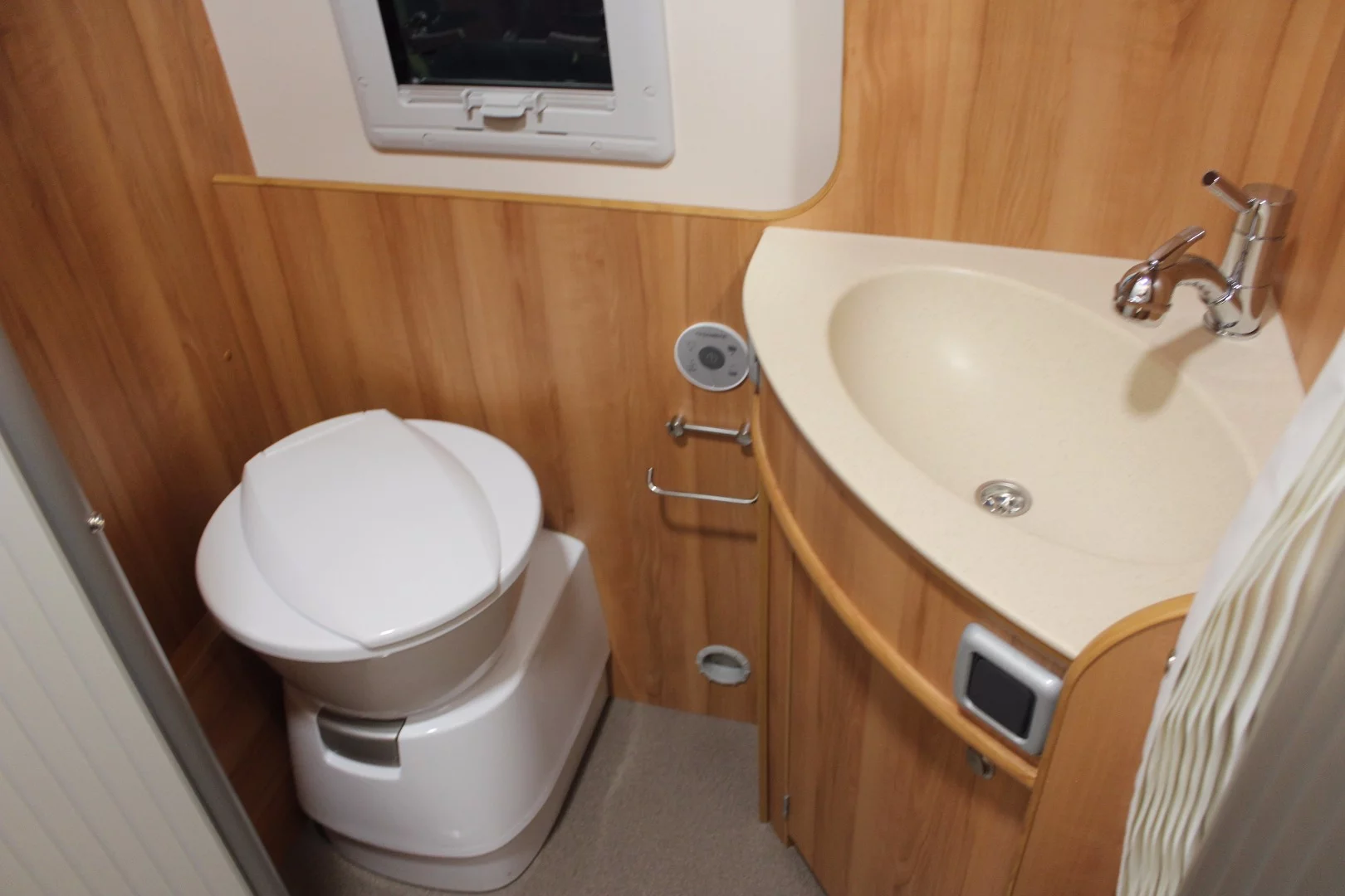 Pössl 2Win Vario bathroom