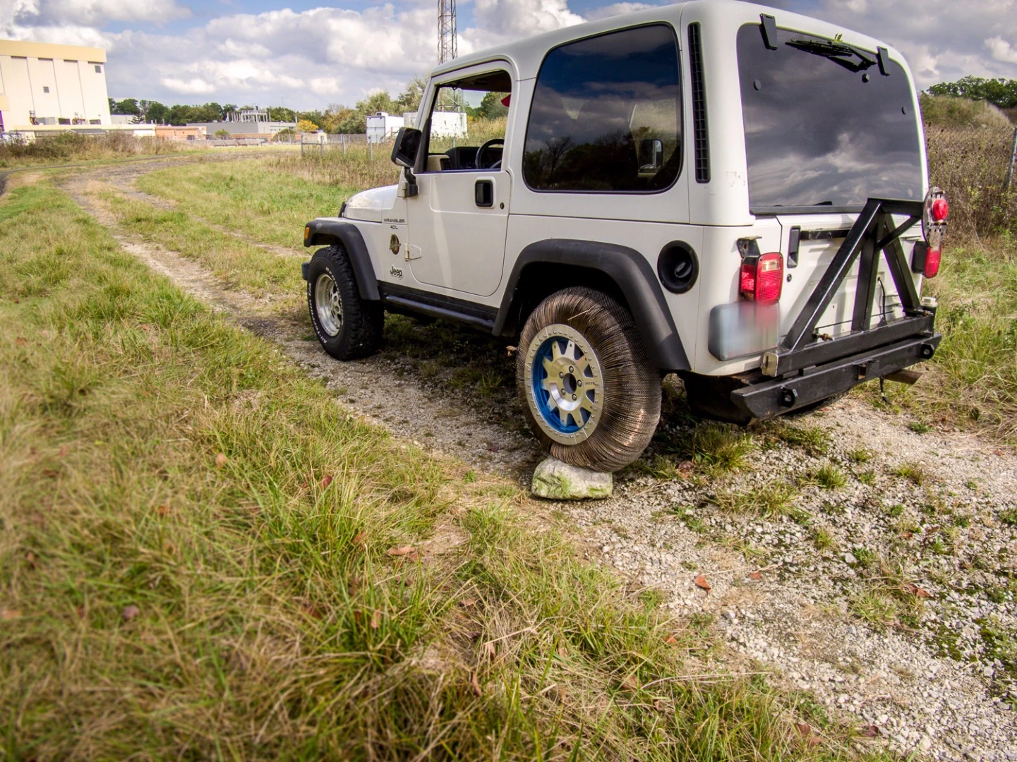 Memory alloy tire on a 4x4
