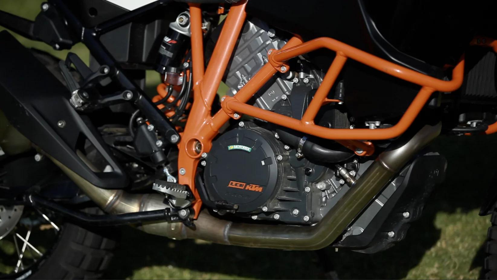 KTM Adventure 1190 R: crash protection bars are a must on a bike this tall and heavy (Photo: Gizmag/Loz Blain)