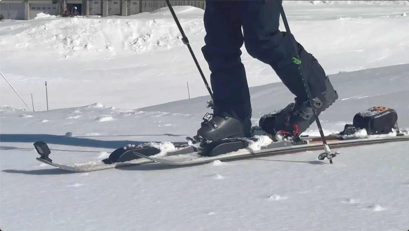 The combined weight of both skis is approximately 2.8 kg (6 lb)